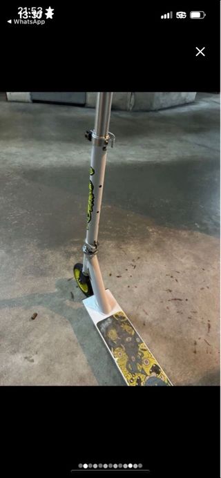 Patinete infantil con pegatinas