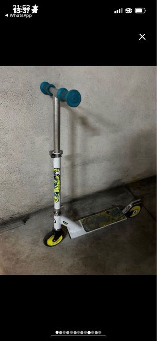 Patinete infantil con pegatinas