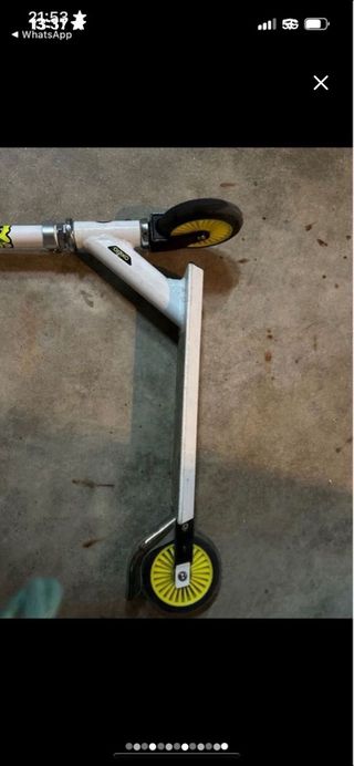 Patinete infantil con pegatinas