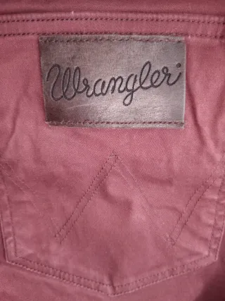 Vaqueros Wrangler burdeos