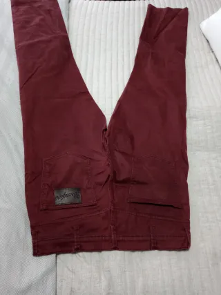 Vaqueros Wrangler burdeos