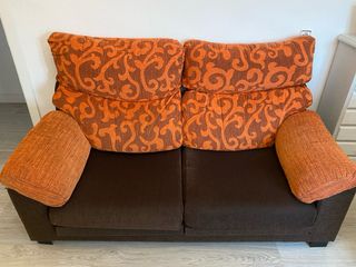 Sofá de tela marrón y naranja