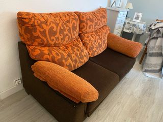 Sofá de tela marrón y naranja