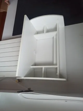 Escritorio blanco y madera