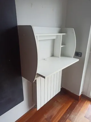 Escritorio blanco y madera