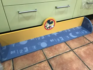 Lámpara y estantería infantil Mickey Mouse