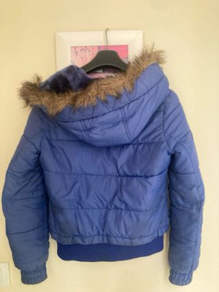 Cazadora bomber azul con capucha