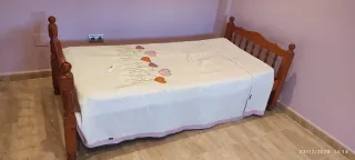 2 Camas de madera de medidas de cuerpo y medio