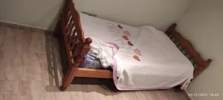 2 Camas de madera de medidas de cuerpo y medio