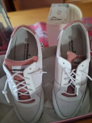 Zapatillas deportivas blancas y rosas