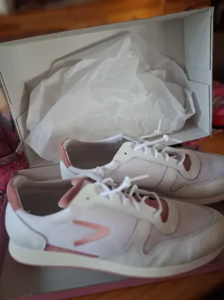Zapatillas deportivas blancas y rosas