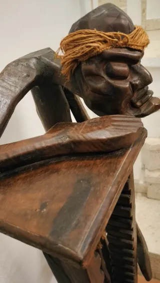 Escultura madera porta CD