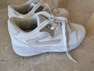 Zapatillas con ruedas blancas