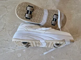 Zapatillas con ruedas blancas