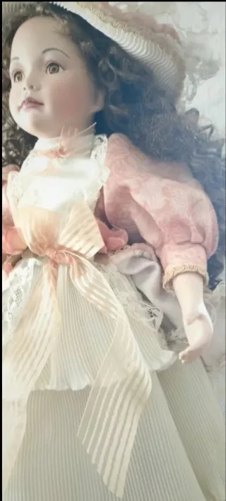 Bambola porcellana da esposizione