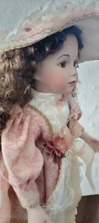 Bambola porcellana da esposizione