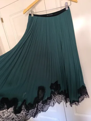 Falda Zara verde con encaje negro