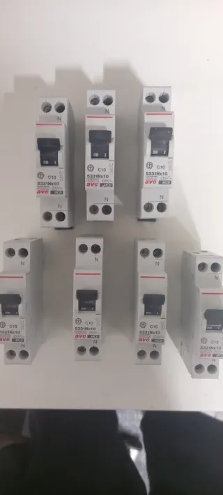 7 Interruttori magnetotermici AVE C10