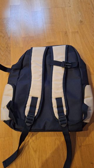 Mochila beige y negra multibolsillos