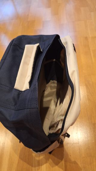 Mochila beige y negra multibolsillos