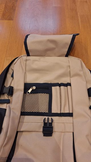 Mochila beige y negra multibolsillos