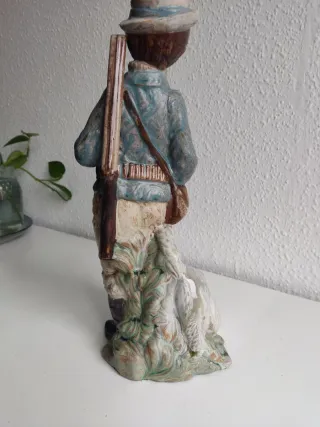 Figura porcelana cazador con perro