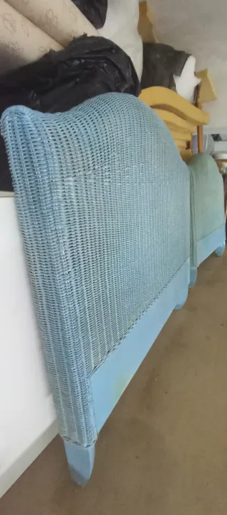 2 cabeceros de cama y mesita de noche