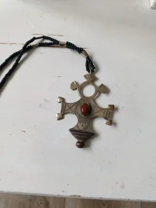 Colgante Cruz Tuareg con Piedra Roja