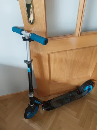 Patinete negro y azul