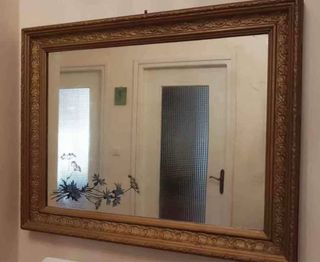 Specchio con cornice dorata e decorazione floreale