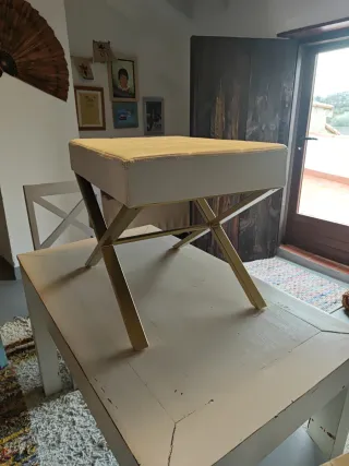 Banqueta dormitorio piel y metal dorado