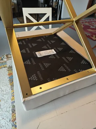 Banqueta dormitorio piel y metal dorado