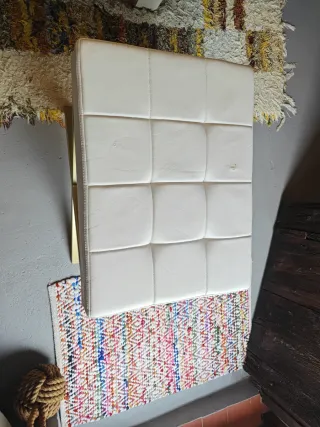 Banqueta dormitorio piel y metal dorado