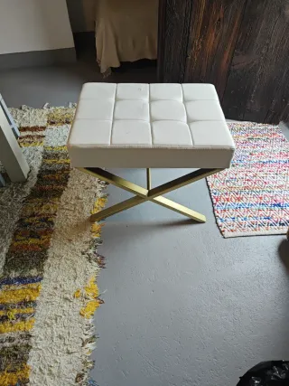 Banqueta dormitorio piel y metal dorado