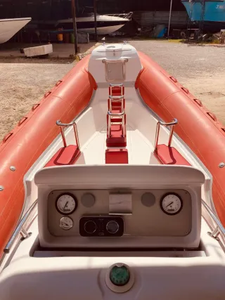 Lancha semirrígida naranja y blanca