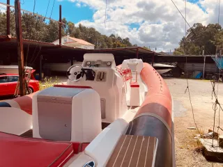 Lancha semirrígida naranja y blanca