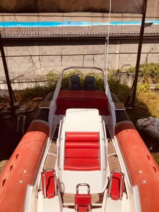 Lancha semirrígida naranja y blanca