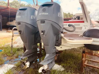 Lancha semirrígida naranja y blanca
