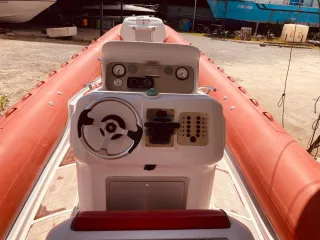 Lancha semirrígida naranja y blanca