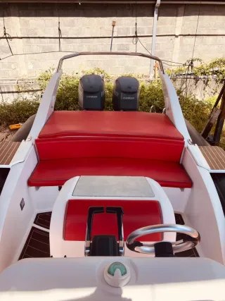 Lancha semirrígida naranja y blanca