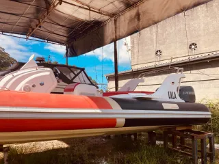 Lancha semirrígida naranja y blanca