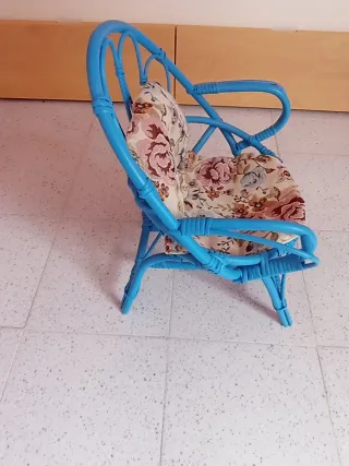 Silla de mimbre para niño restaurada