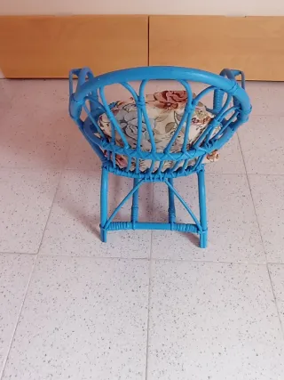 Silla de mimbre para niño restaurada