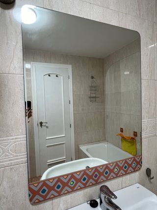 Espejo de baño con cenefa de diseño geométrico