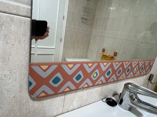 Espejo de baño con cenefa de diseño geométrico