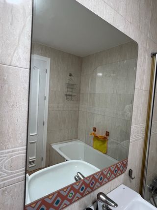 Espejo de baño con cenefa de diseño geométrico