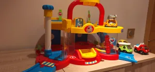 Parking infantil con coches y helicóptero