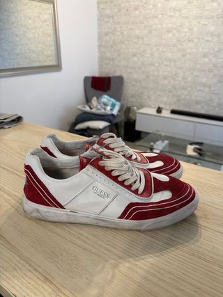 Zapatillas Guess rojas y blancas