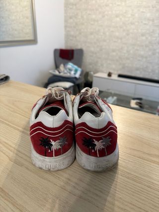 Zapatillas Guess rojas y blancas