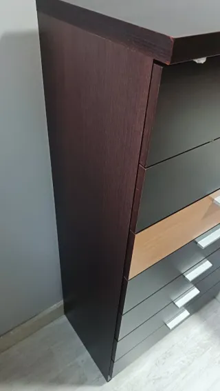 Cómoda de 7 cajones marrón y madera